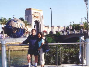 Yahira and Ron in universal studios 